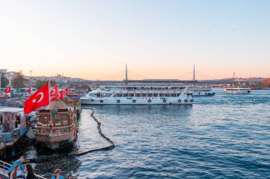 İstanbul, Türkiye - 9 Ekim 2019: İstanbul, Türkiye 'de Altın Boynuz Körfezi' ndeki Galata köprüsünden akşam manzarası.