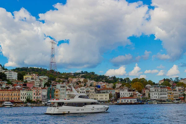 Istanbul Turecko Října 2019 Bílá Turistická Loď Plující Úžině Bosphorus — Stock fotografie