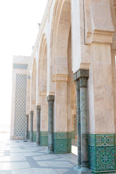 Casablanca, Fas 'taki 2. Hasan Camii' nin atari salonu. Fazla gösterilen arkaplan, seçici odak