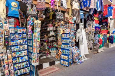 Tanca, Fas - 17 Ekim 2019: Tanca, Fas 'taki Medine Mahallesi' nde turistlere hediyelik eşya satmak