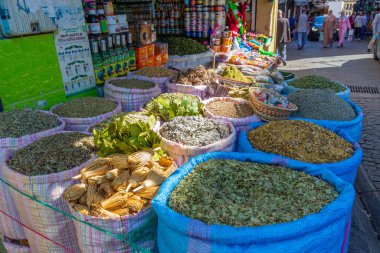 Tanca, Fas - 17 Ekim 2019: Tanca Fas 'ta bir sokak pazarında bitki ve kuru çiçek satışı