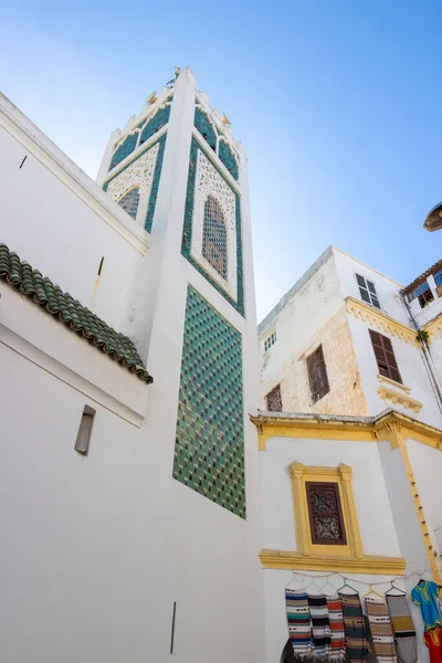 Minarete Grande Mesquita Tânger Contra Céu Azul Casas Históricas Medina — Fotografia de Stock