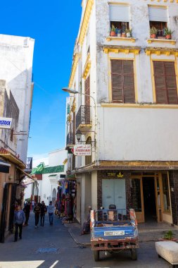 Tanca, Fas - 17 Ekim 2019: Tanca, Fas 'ta tarihi mimari ile dar bir sokak