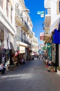 Tanca, Fas - 17 Ekim 2019: Tanca, Fas 'ta hediyelik eşya satan otantik cadde