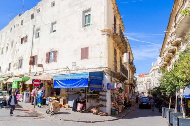 Tangier, Fas - 17 Ekim 2019: Tanca, Fas 'ta günlük hayat. Eski şehrin dar sokakları