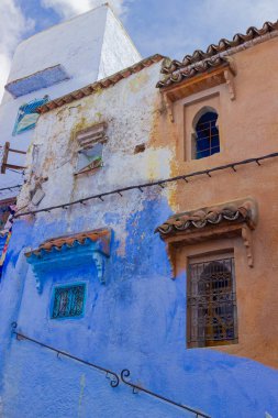 Medine 'de, Şef Fas' ta kısmen boyanmış bir binanın ön cephesi. Duvarın bir kısmı henüz mavi boyayla boyanmadı. Kuzey Afrika dağlarında mavi inci