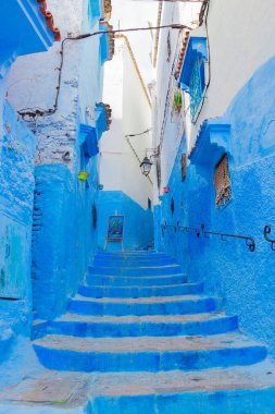 Chefchaouen, Fas - 19 Ekim 2019: Fas 'ın Medine şehrinde dar sokak merdivenleri. Kuzey Afrika dağlarında mavi inci.