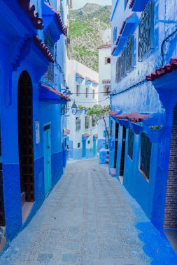 Chefchaouen, Fas - 19 Ekim 2019: Narrow Caddesi Kuzey Afrika 'daki Şef Fas' ın mavi Medine 'si.