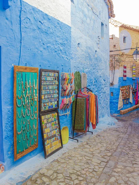 Chefchaouen Marocco Ottobre 2019 Vendita Souvenir Colorati Turisti Sulle Strade — Foto Stock