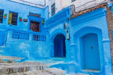 Geleneksel konut binaları Kuzey Afrika 'daki Şef Fas' ın Medine 'sine mavi boyayla boyanmış.