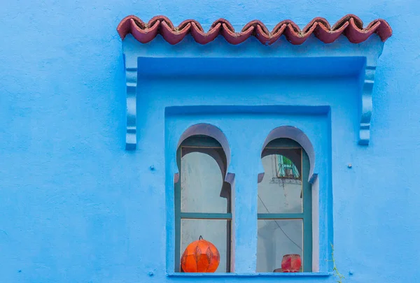 Oranžové Tradiční Morocké Kožené Lampy Stojí Parapetu Modré Zdi Medině — Stock fotografie