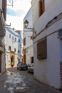 Casablanca, Fas - 22 Ekim 2019: Kazablanka, Fas 'taki Medina Mahallesi' nde dar bir viraj şeridi.
