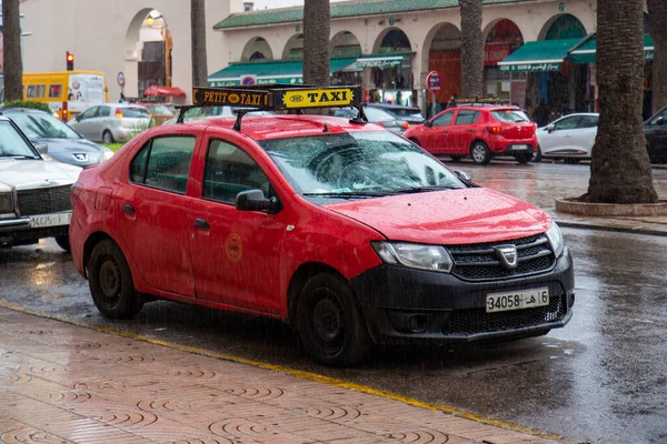 Касабланка Морено Октября 2019 Года Красный Автомобиль Такси Улице Касабланка — стоковое фото