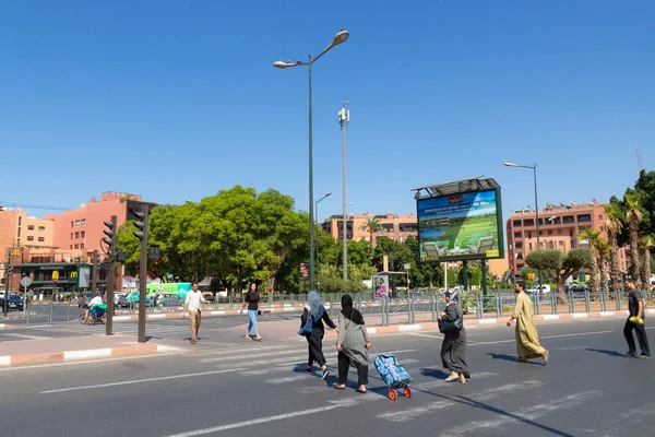 Марракеш Марокко Октября 2019 Года Люди Пересекают Городскую Улицу Пешеходном — стоковое фото