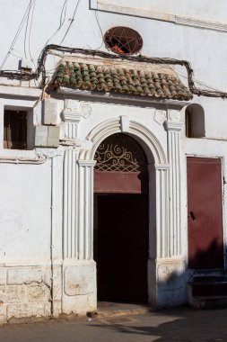 Casablanca, Fas 'taki binanın duvarında kemerli bir geçit var..