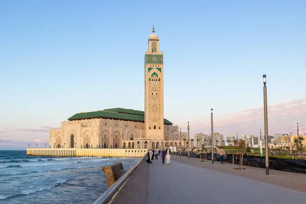 Casablanca Marocko Oktober 2019 Människor Går Kvällen Strandpromenaden Atlanten Nära — Stockfoto
