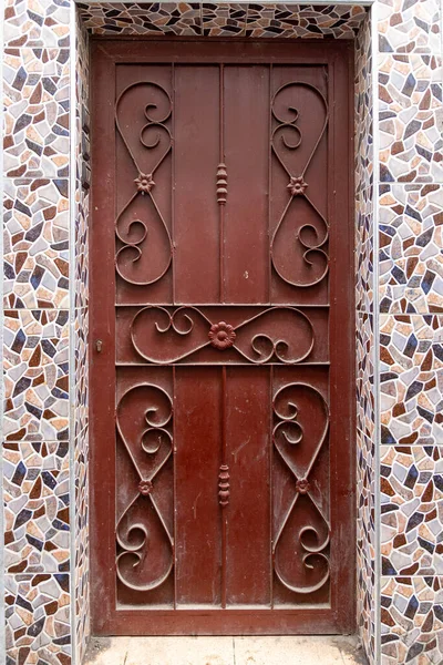 Porta Ferro Marrone Decorata Con Motivo Rivestita Con Piastrelle Decorative — Foto Stock