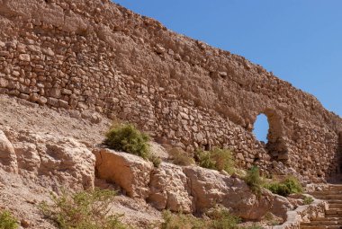 Fas 'ın Ouarzazate kenti yakınlarındaki antik bir Ait Benhaddou Kasbah veya Ait-Ben-Haddou Ksar surları. Birçok filmin çekildiği ünlü antik berber kasbah..