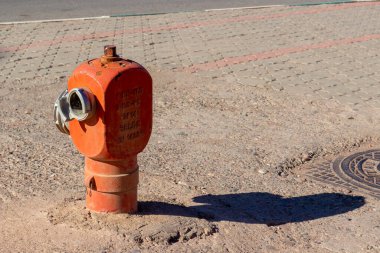 Ouarzazate, Fas - 15 Ekim 2019: güneşli bir günde kaldırımda kırmızı yangın tüpü. Ouarzazate, Fas 'taki yangın söndürme sistemi..