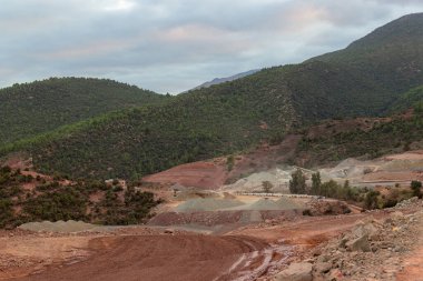 Fas, Kuzey Afrika 'daki Atlas Dağları' nda bir yol inşaatı