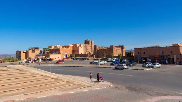 2019年10月15日 摩洛哥瓦尔扎扎特 摩洛哥瓦尔扎扎特Taourirt Kasbah附近有停车场和Mohammed V大道的城市景观 — 图库照片