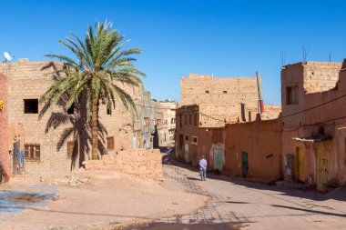 Ouarzazate, Fas - 15 Ekim 2019: Ouarzazate, Fas 'ta çamur tuğlalı evler ile dar sokaklar. Geleneksel Fas mimarisi