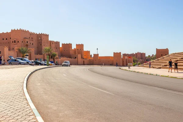 モロッコのOuarzazate 10月 2019 モロッコのOuarzazateにあるTourart KasbahとAvenue Mohammed Vの街並 — ストック写真