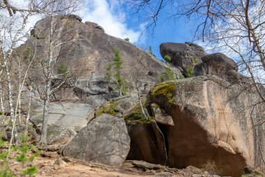 Rusya 'nın Krasnoyarsk kentindeki Stolby Doğa Koruma Alanındaki Birinci Sütun Kayası