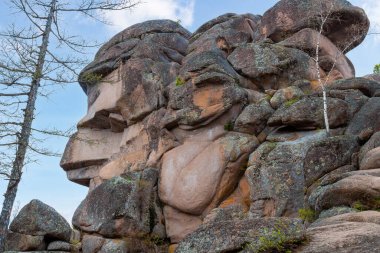 Krasnoyarsk, Rusya 'daki Stolby Doğa Rezervi' nde Büyükbaba Pillar kayası veya Ded 'in görüntüsü