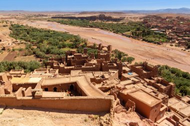 Antik Ait Benhaddou Kasbah 'ı ve Kuzey Afrika' nın Ouarzazate kenti yakınlarındaki Ounila Nehri 'nin kuru nehir yatağını izleyin..