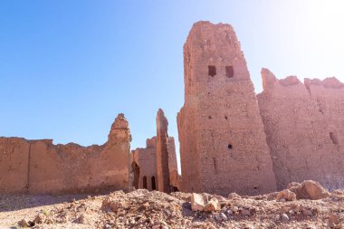 Ouarzazate, Fas 'taki Taourirt' li Kasbah 'ın çöken kil duvarları