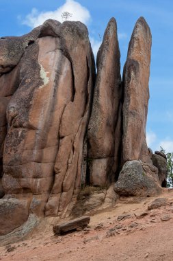 Rusya 'nın Krasnoyarsk kentindeki Stolby Doğa Rezervi' nde Plumage Pillar kayası (veya Tüyler) üzerinde mavi bir gökyüzü görüntüsü
