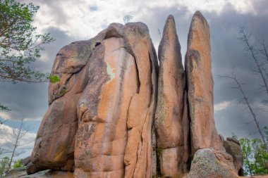 Rusya 'nın Krasnoyarsk kentindeki Stolby Doğa Rezervi' nde Tüylü Sütun kayaları (Plumage) üzerinde kasvetli bir gökyüzüne bak