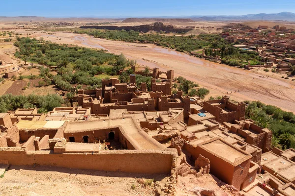 古代のAit Benhadou Kasbahと 秋の半ばに北アフリカのOunila川の乾燥河川敷で見る — ストック写真