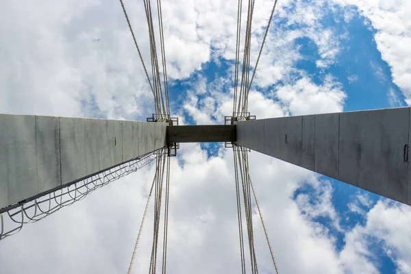 Symetrický Pohled Sloup Kabely Kabelového Mostu Proti Modré Obloze Pro — Stock fotografie