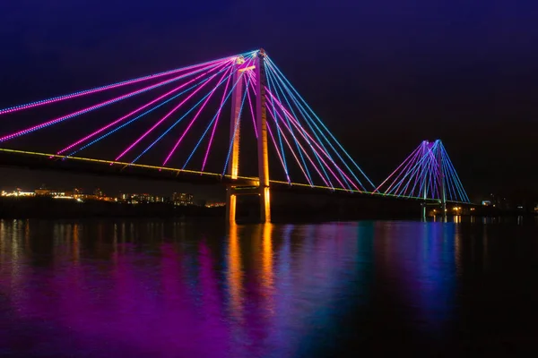 Vista Noturna Artística Sobre Colorido Iluminado Ponte Suspensa Krasnoyarsk Rússia — Fotografia de Stock