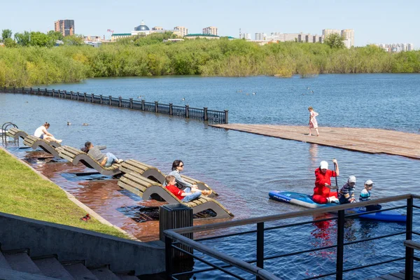 Krasnojarsk Rusland Juni 2021 Onvoorzichtige Mensen Rusten Overstroomde Stadsdijk Overstroming — Stockfoto