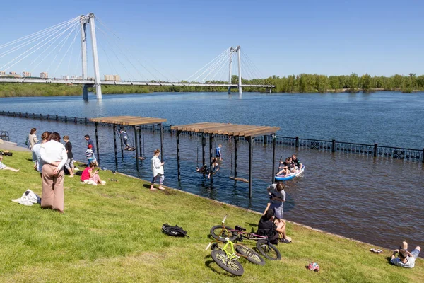 Krasnojarsk Rusland Juni 2021 Mensen Rusten Het Gazon Schommelen Een — Stockfoto