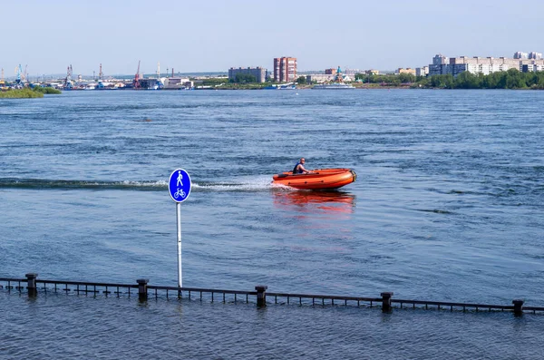 Krasnojarsk Russland Juni 2021 Stadtbild Mit Fahrendem Roten Boot Auf — Stockfoto