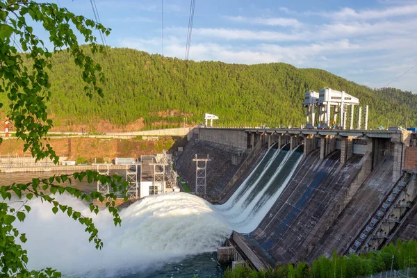 Сильний Потік Води Скиданні Води Гідроелектростанцію Красноярську Росія Промисловий Ландшафт — стокове фото