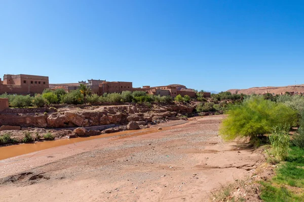 Ait Benhaddou Kasbahと10月に北アフリカのモロッコのOuarzazate市の近くにあるOunila川の乾燥河川敷のテラコッタの風景 — ストック写真