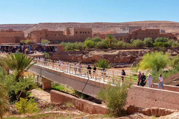 Ouarzazate Maroko Października 2019 Most Turystyczny Dla Pieszych Przez Rzekę — Zdjęcie stockowe