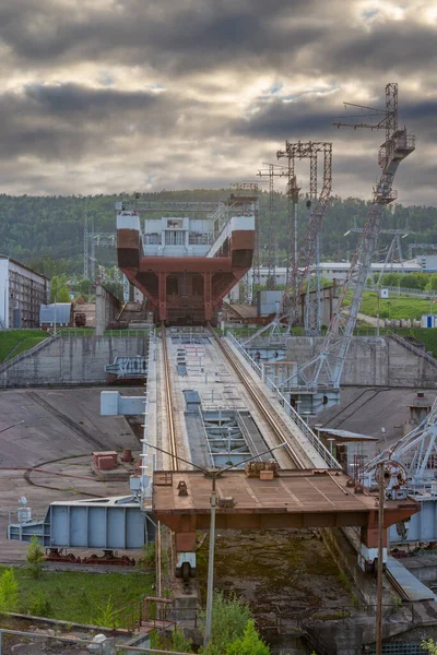 俄罗斯Divnogorsk Yenisei河Krasnoyarsk大坝提升机的铁路转台 — 图库照片