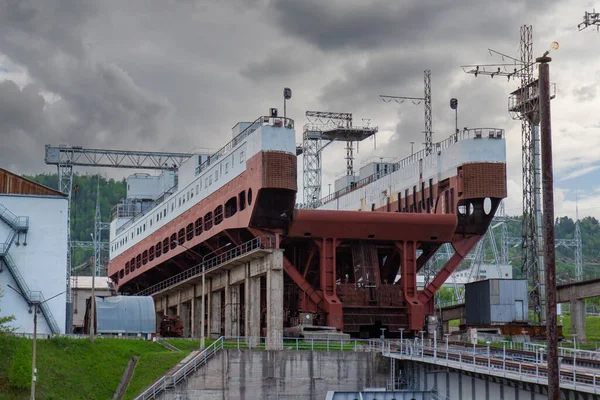 Krasnoyarsk水电站的船舶升降 工业背景 — 图库照片