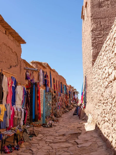 モロッコのOarzazate 10月 2019 北アフリカのOarzazate市に近いAit Benhaddou Kasbahの通りに観光客のための伝統的なお土産のバリエーション — ストック写真