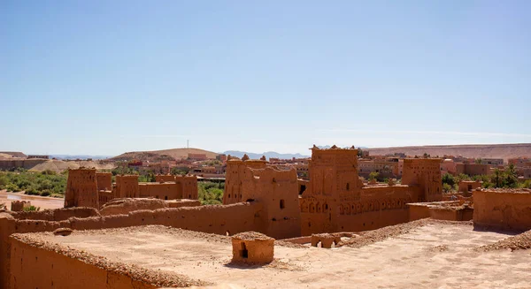 古代のAit Benhaddou Kasbahからのパノラマビュー北アフリカのOarzazate市モロッコの近くにあります モロッコの伝統的な粘土建築 — ストック写真