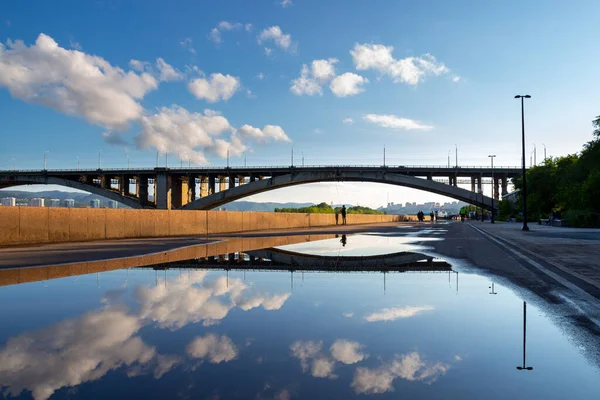 Céu Ponte Comunal Refletem Uma Poça Chuva Paisagem Urbana Cidade — Fotografia de Stock