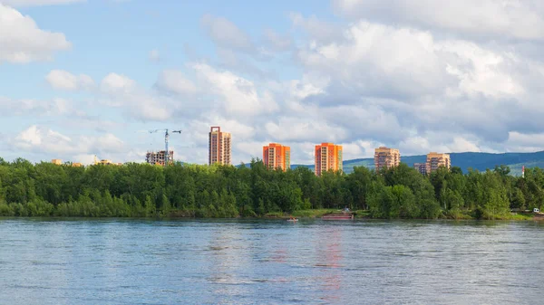 Zomer Landschap Van Krasnoyarsk Stad Moderne Appartementengebouwen Aan Yenisey Rivier — Stockfoto