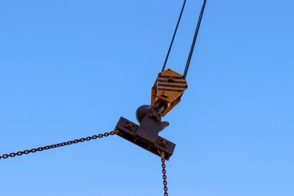 Fionde Gancio Una Gru Costruzione Contro Cielo Azzurro Contesto Industriale — Foto Stock