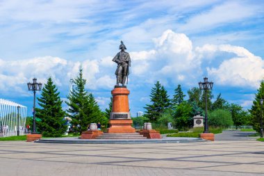 Krasnoyarsk, Rusya - 10 Temmuz 2021: Heykeltraşlar Andrey Kasatkin ve Konstantin Zinich tarafından Krasnoyarsk 'taki Kumandan Nikolai Petrovich Rezanov Anıtı